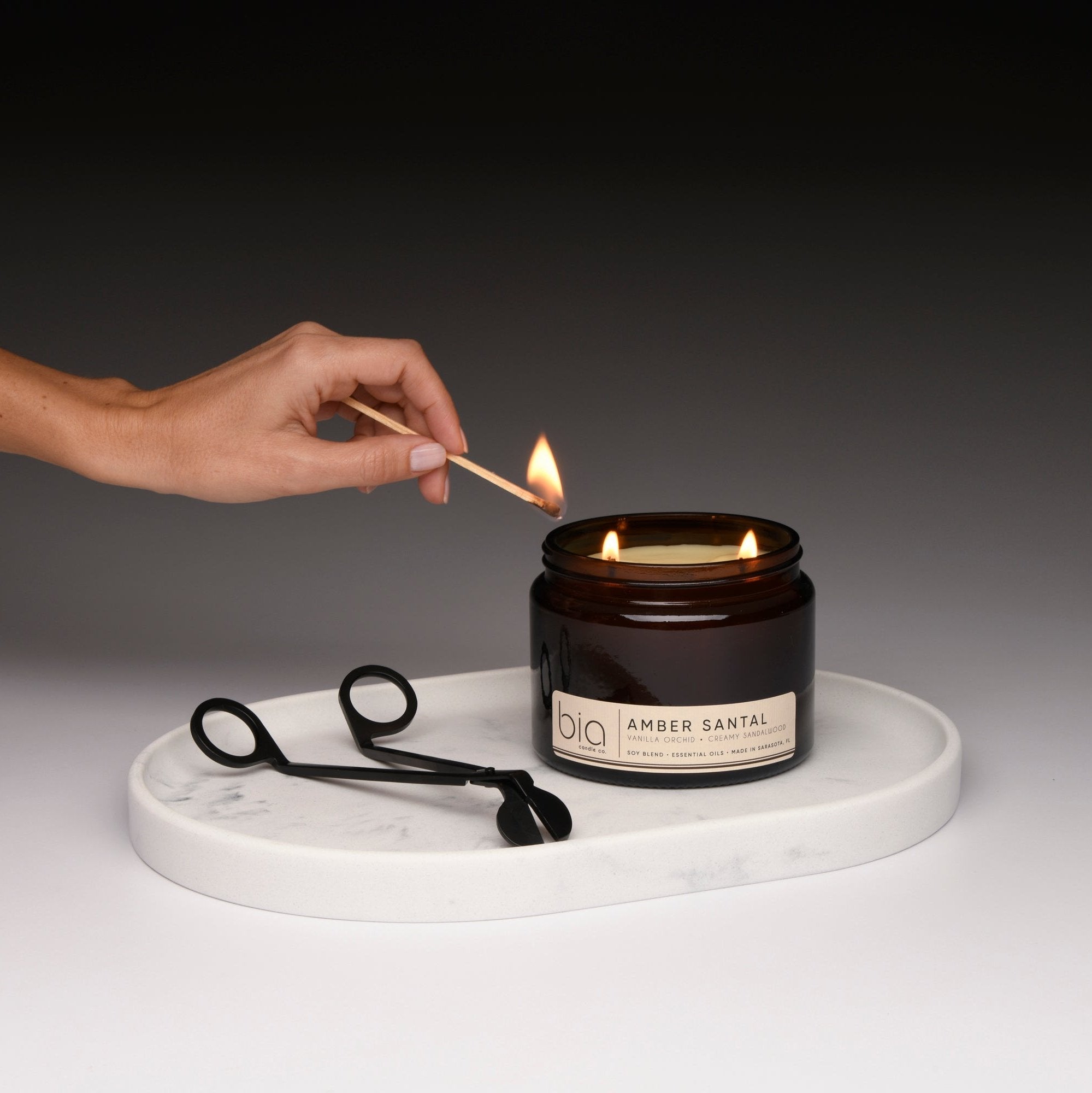 amber santal grande 2-wick lit with match